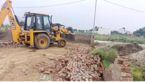 Bulldozer Action: सोनीपत में अवैध कॉलोनियों पर चला बुलडोजर, प्रशासन की बड़ी कार्रवाई