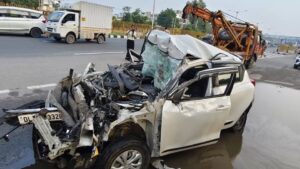 Faridabad News: फ्लाईओवर पर खड़े कैंटर में भिड़ी कार, गाड़ी के उड़े परखच्चे, एक व्यक्ति गंभीर रूप से घायल