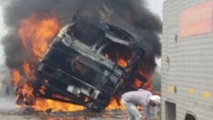 रोहतक में चलती ट्रक में लगी भीषण आग, एक घंटे की कड़ी मशक्कत के बाद पाया काबू; लाखों का सामान जलकर राख