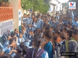 भिवानी: छात्रों ने स्कूल पर लगाया ताला, अधिकारी पहुंचे मौके पर