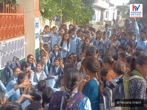 भिवानी: छात्रों ने स्कूल पर लगाया ताला, अधिकारी पहुंचे मौके पर